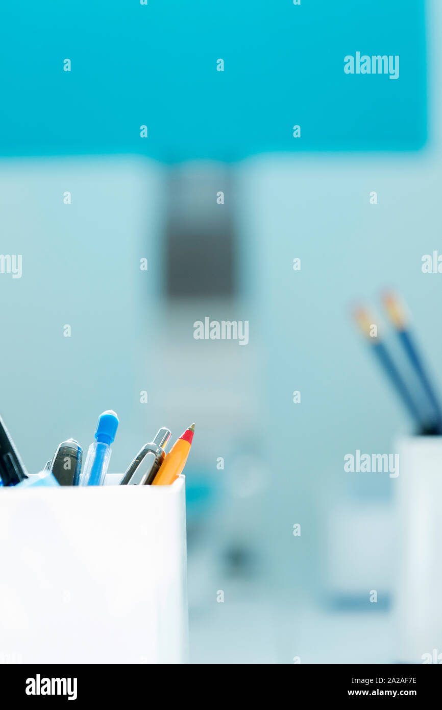 Blau moderne pen Töpfe in einem Büro Stockfoto