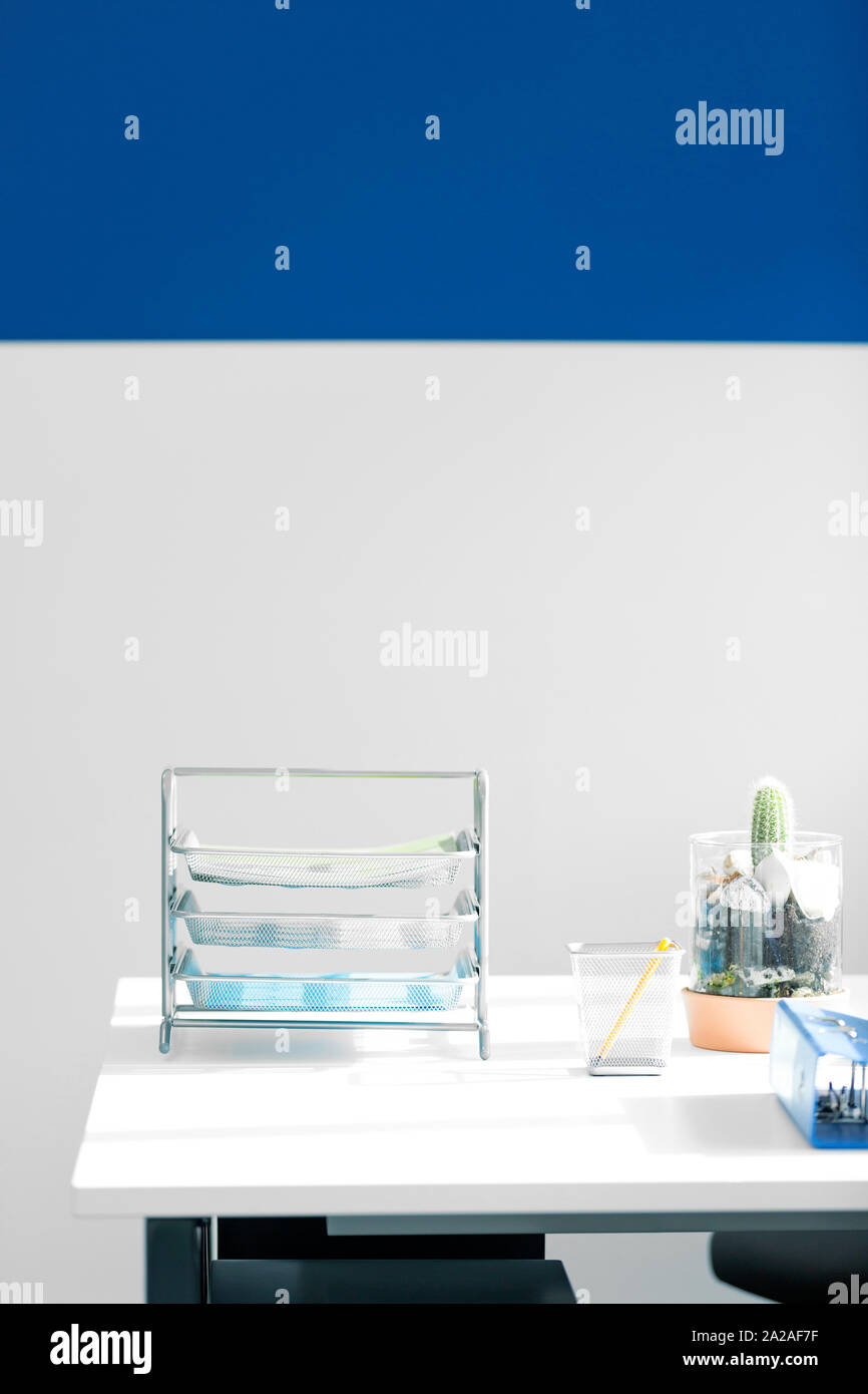 Moderne Büro stand mit blauen Datei Fächer und Pen pot Halter Stockfoto
