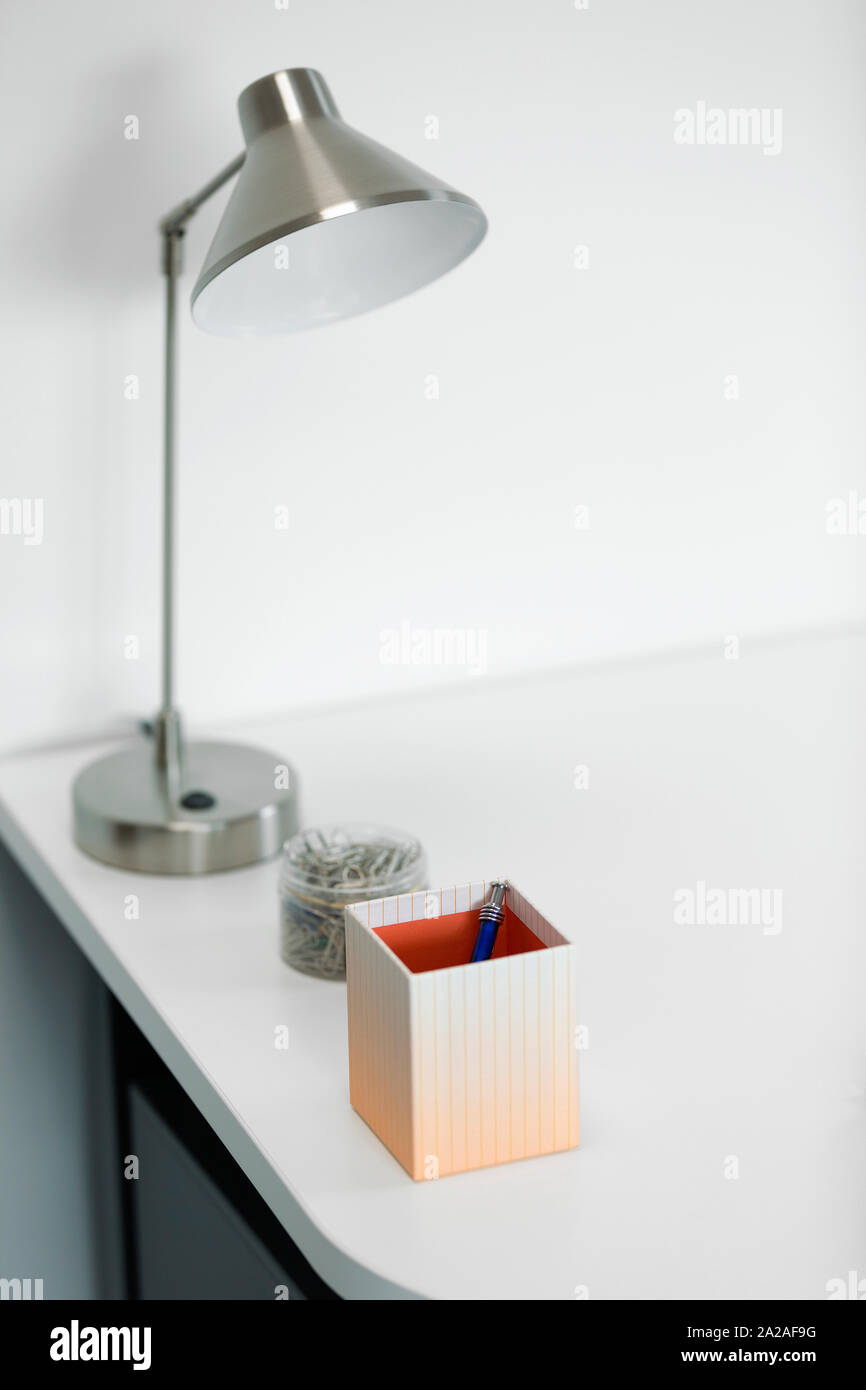 Moderne Büro Schreibtisch Runde mit einem orangefarbenen Pen pot Stockfoto