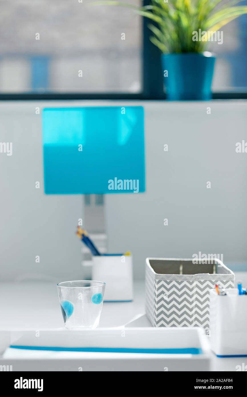 Modernen Schreibtisch und blauen Lampe in einem Home Office Stockfoto