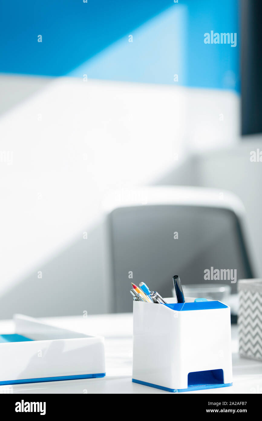 Helle blaue pen Töpfen auf ein Büro Schreibtisch Stockfoto