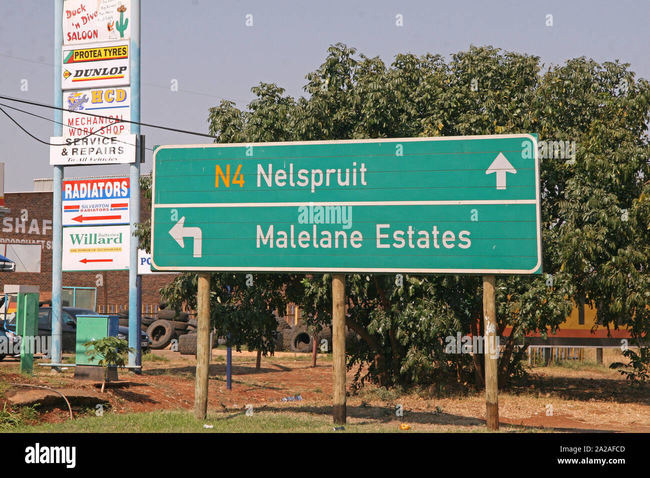 Schilder und Wegweiser am Stadtrand von Nelspruit, Mpumalanga, Südafrika. Stockfoto