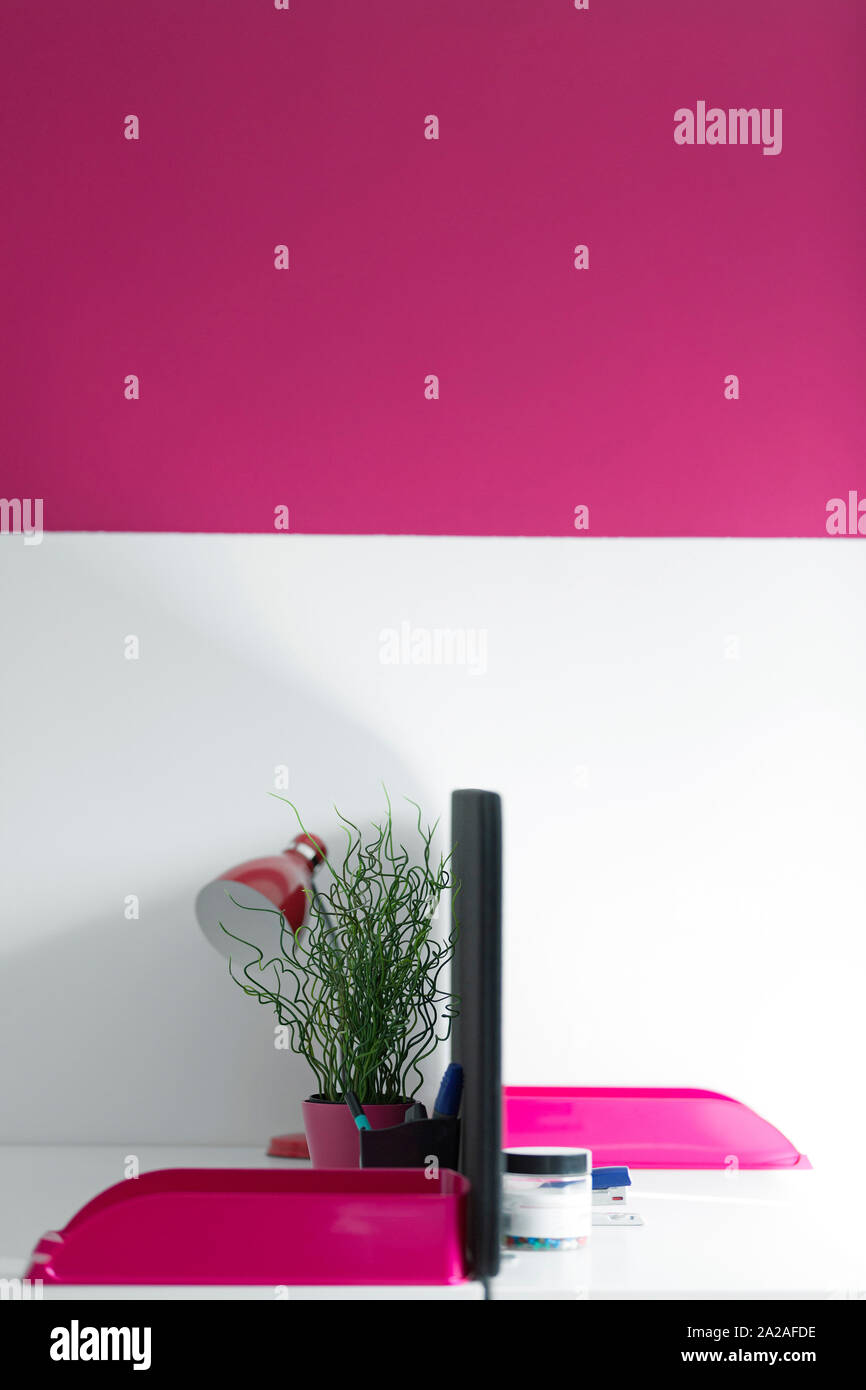 Moderne Büroarbeitsplätze in Rosa Stockfoto