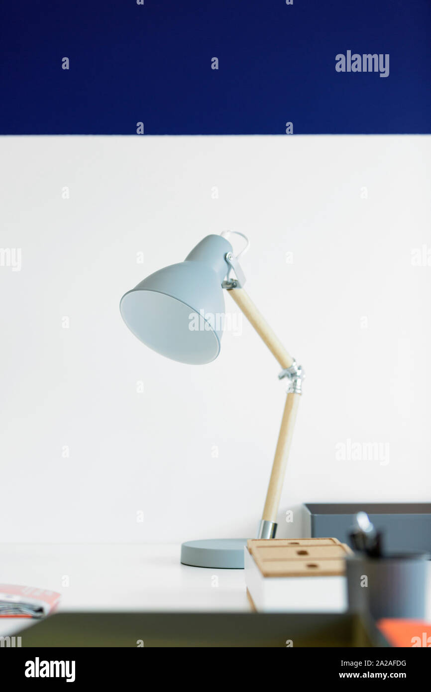 Modernen Schreibtisch und blauen Lampe in einem Home Office Stockfoto