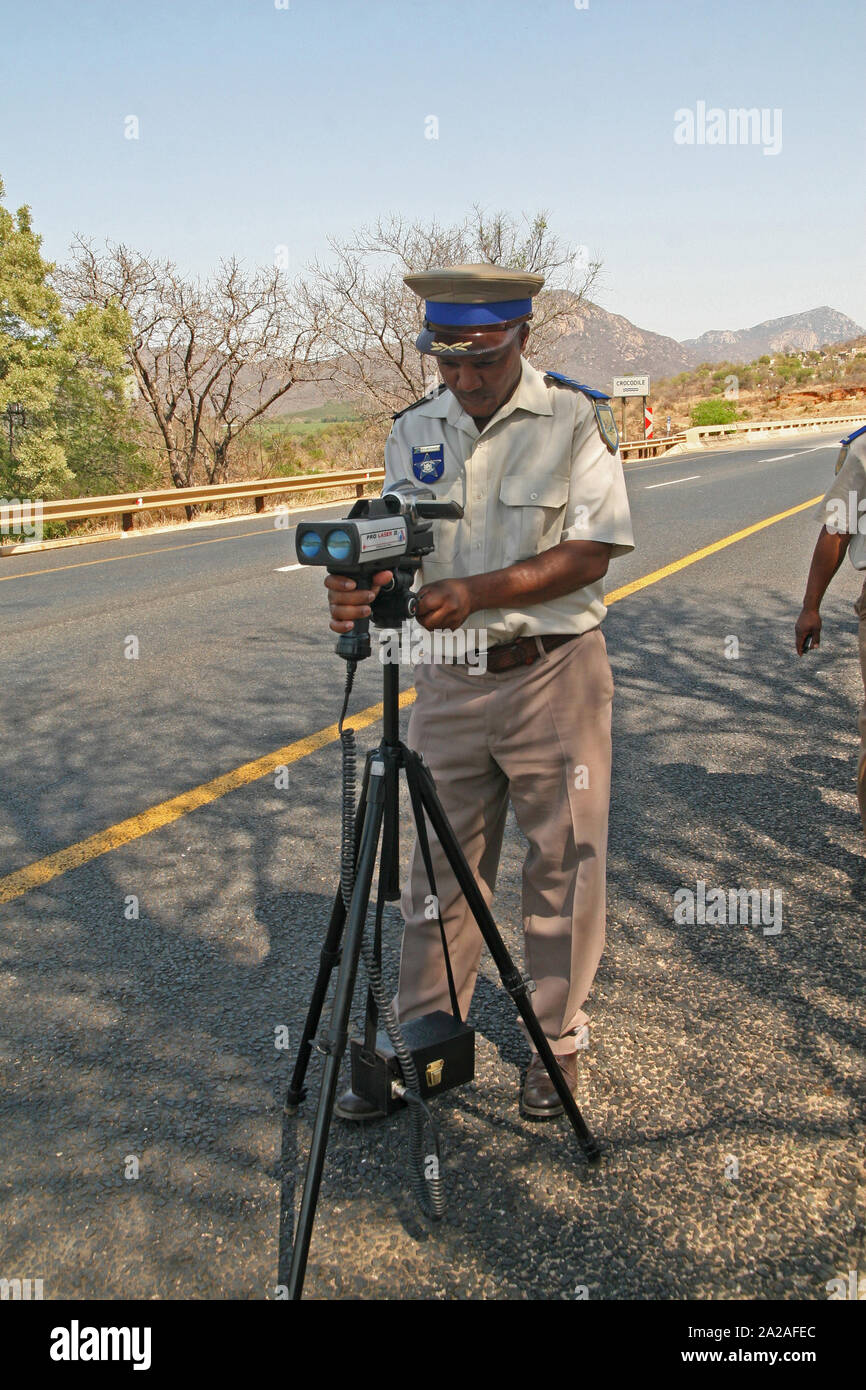 Verkehrspolizist mit Blitzer auf der Autobahn, ortsrand von Nelspruit, Mpumalanga, Südafrika. Stockfoto
