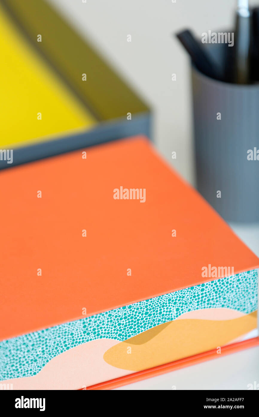 Office Dateien und Ordner auf einen modernen Arbeitsplatz Schreibtisch Stockfoto