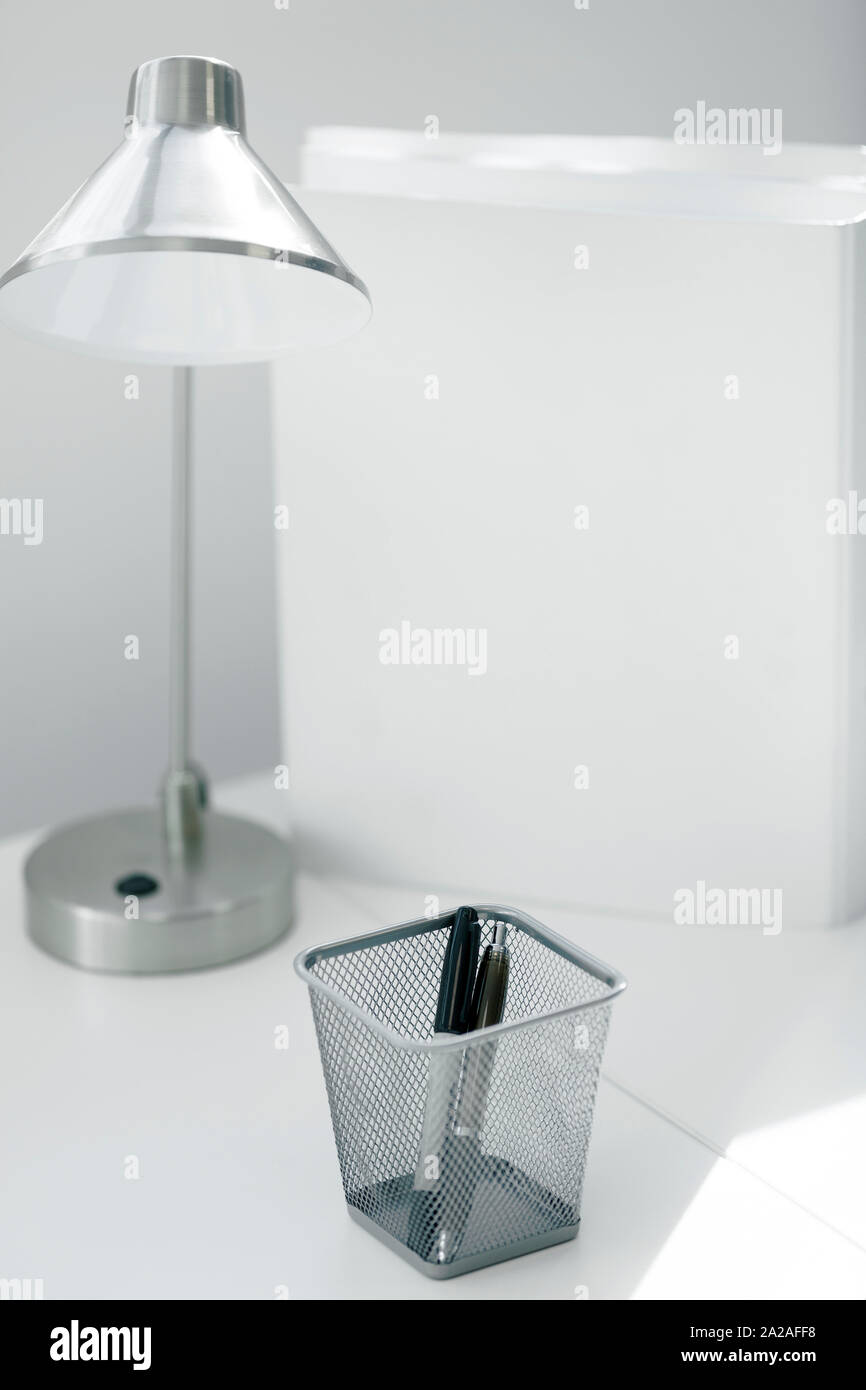 Moderner weißer Tisch oder Schreibtisch Lampe Stockfoto
