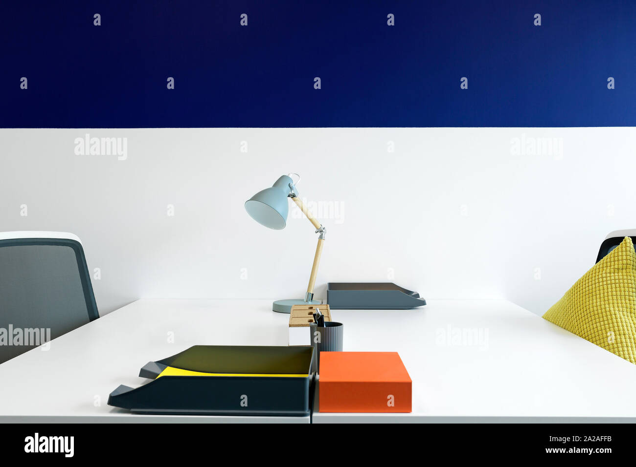 Moderne Büroarbeitsplätze in Blau Stockfoto