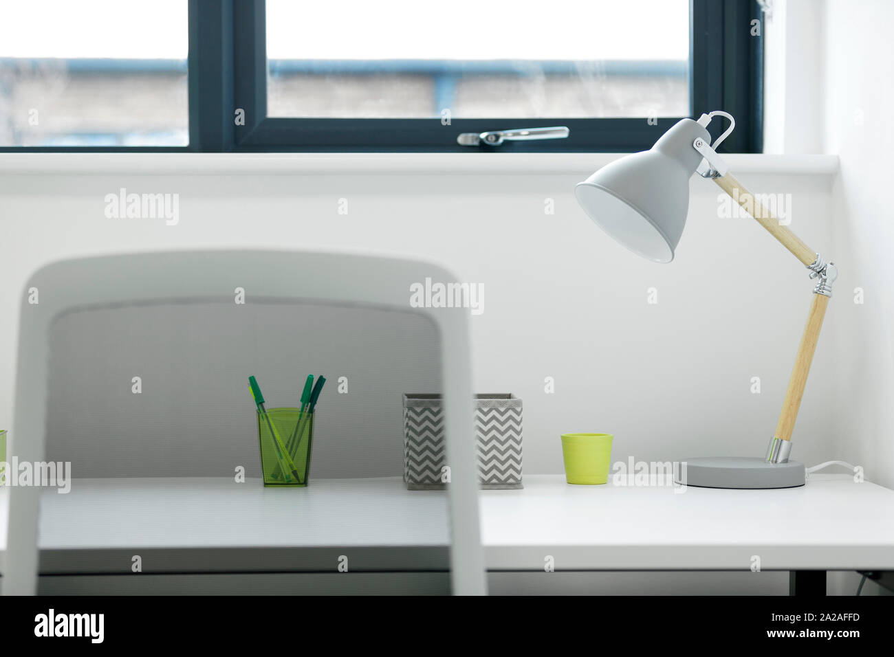 Modernen Schreibtisch und Lampe in einem Büro oder zu Hause. Stockfoto