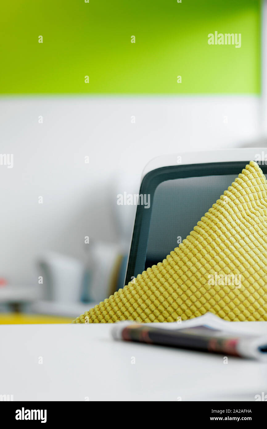 Schreibtisch mit Stuhl in einer modernen Umgebung Stockfoto