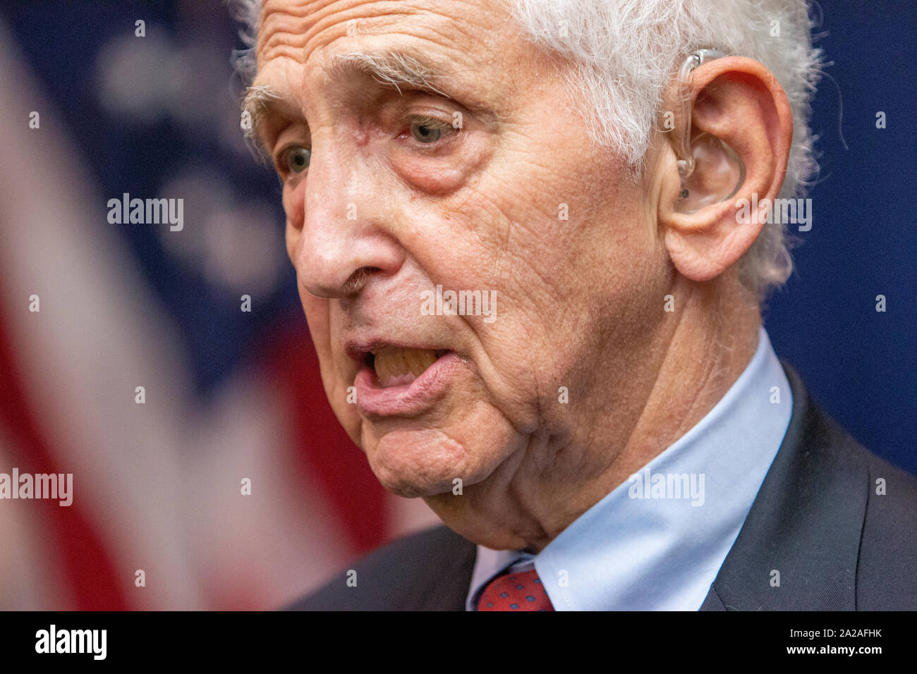 Whistleblower Daniel Ellsberg veröffentlicht die so genannten Pentagon Papers in 1971, eine streng geheime Studie der US-Regierung Entscheidungen im Vietnamkrieg. Ellsberg wurde 1973 wegen Spionage, Diebstahl und der Verschwörung angeklagt, aber alle Gebühren wurden im Mai 1973 gesunken. Daniel Ellsberg fotografiert im National Press Club in Washington. Stockfoto