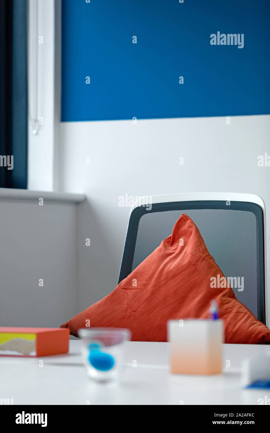 Modernes, farbenfrohes Workstation in einem Büro Stockfoto