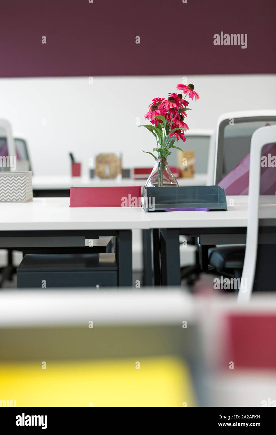 Reihe von modernen Büro Schreibtische und Stühle Stockfoto