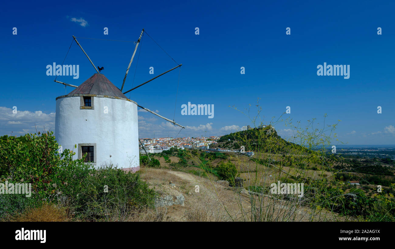 Palmela, Portugal - 15. September 2019: Windmühlen auf einem Hügelvorsprung in der Parque Natural da Arrábida, in der Nähe von Setubal in Portugal Stockfoto