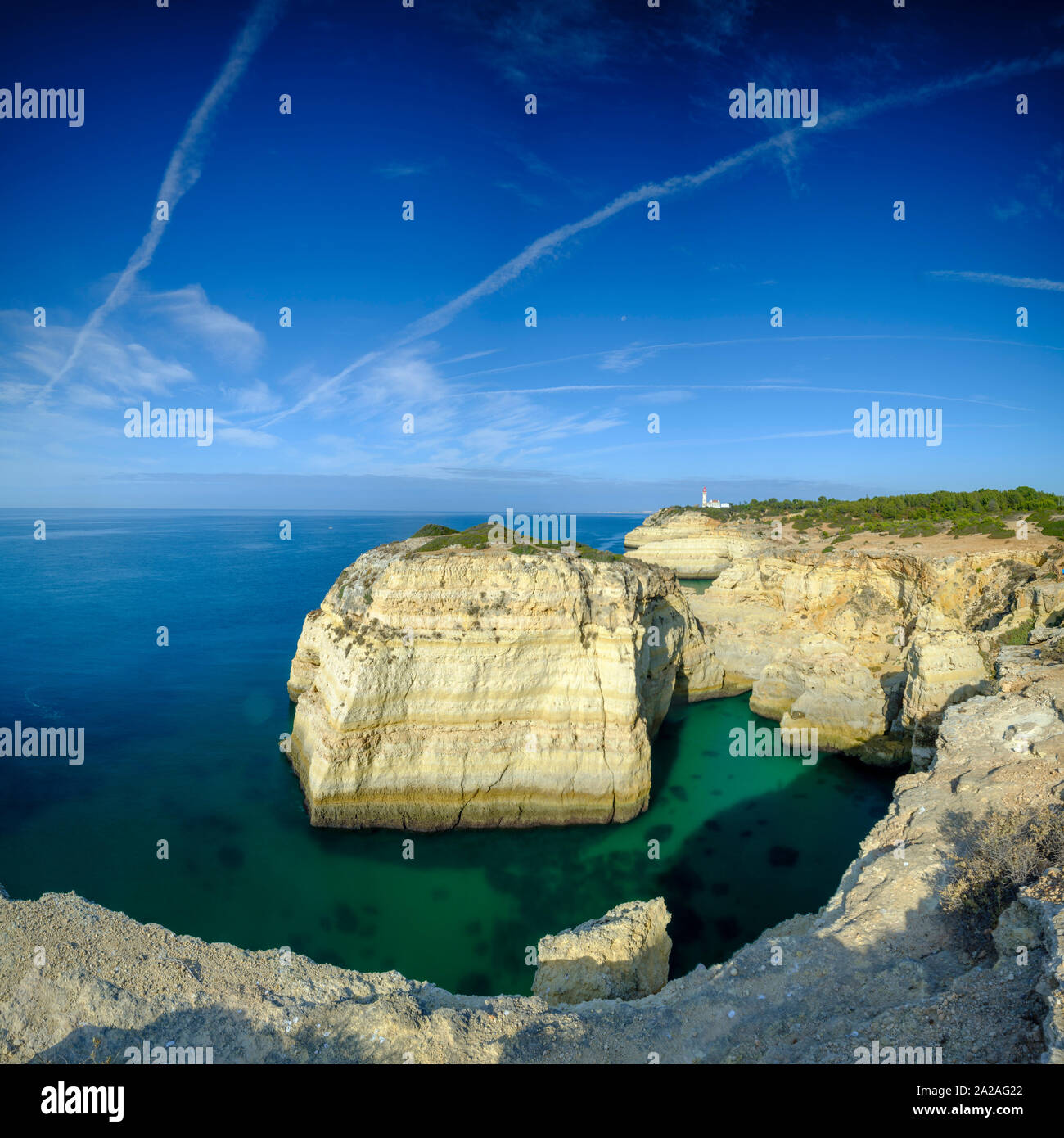 Faro, Portugal - 18. September 2019: Blaue Stunde Sonnenaufgang und entlang der Küste der Algarve in Richtung Faro von den Klippen oberhalb von Praia da Marinha, Portugal Stockfoto