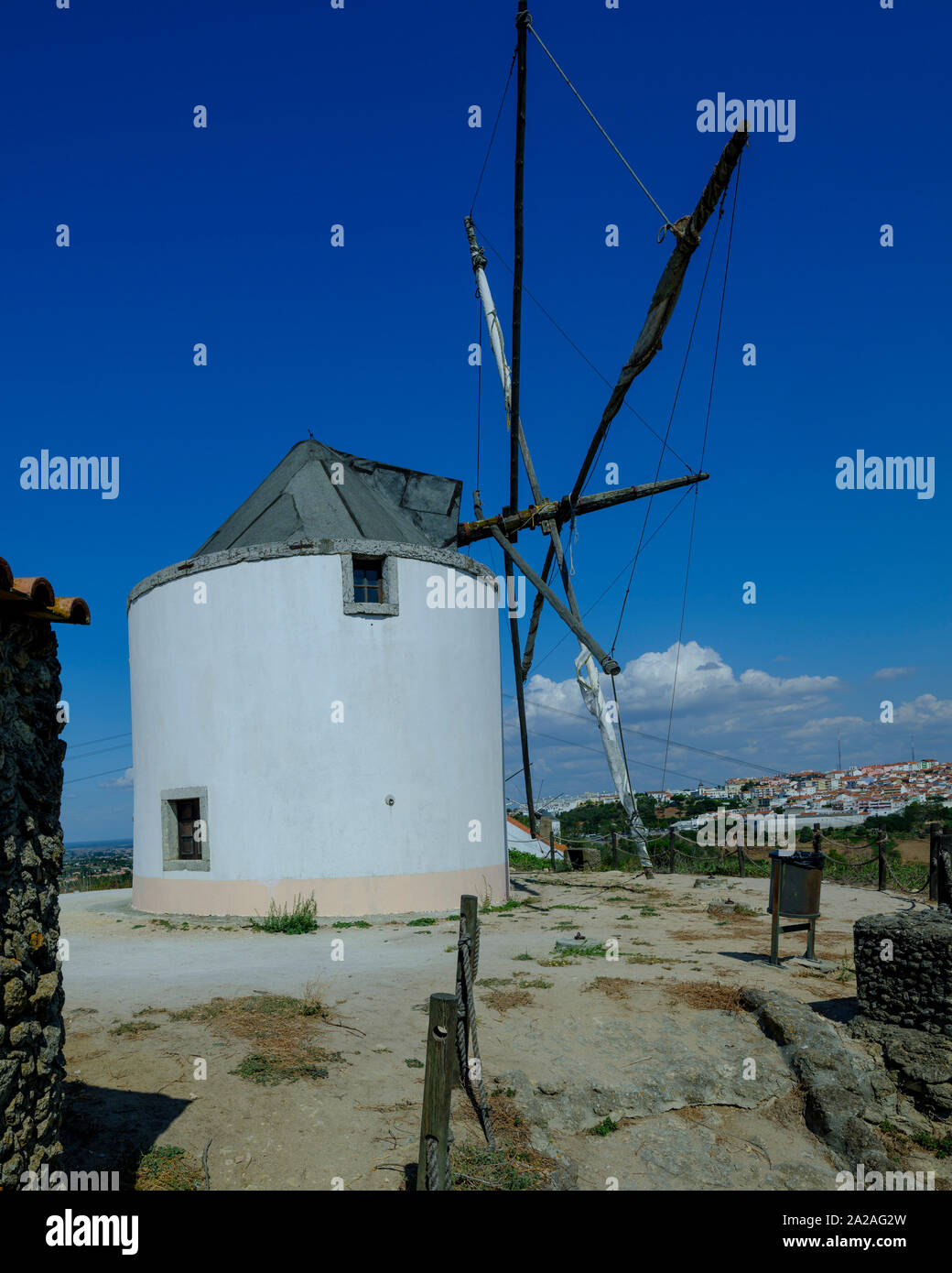 Palmela, Portugal - 15. September 2019: Windmühlen auf einem Hügelvorsprung in der Parque Natural da Arrábida, in der Nähe von Setubal in Portugal Stockfoto