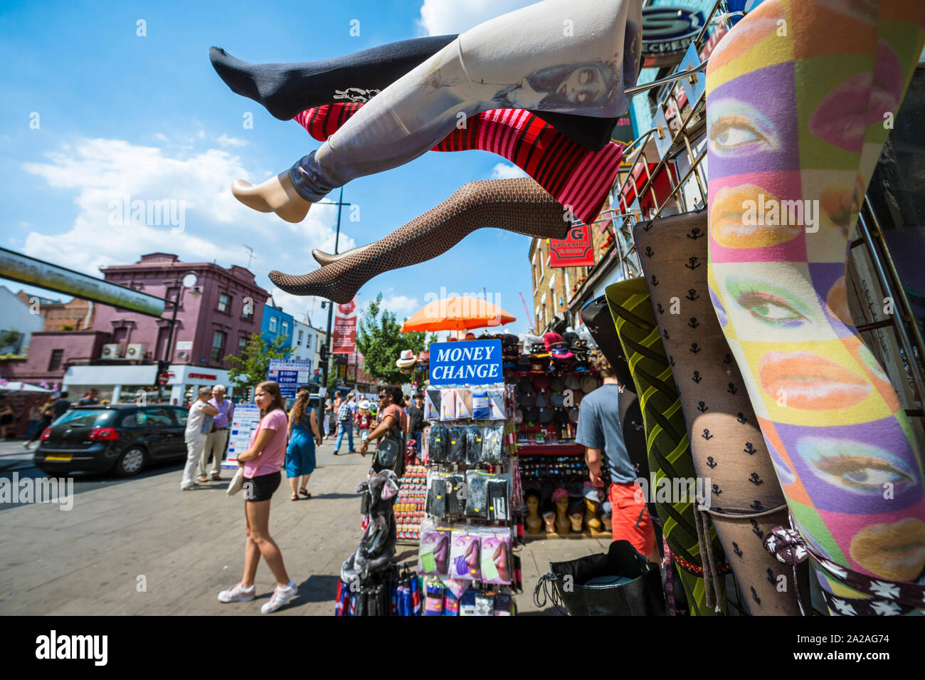 LONDON - 18. JUNI 2017: Besucher durchsuchen die flippige Mode in den Geschäften entlang der High Street der böhmischen Nachbarschaft von Camden Town angezeigt. Stockfoto