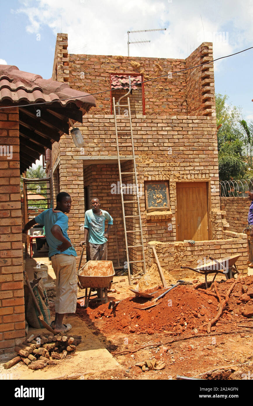 Bau von Büro Küche und Badezimmer Add-on-Fassade und Dach, Moreleta Park, Pretoria, Gauteng, Südafrika. Stockfoto