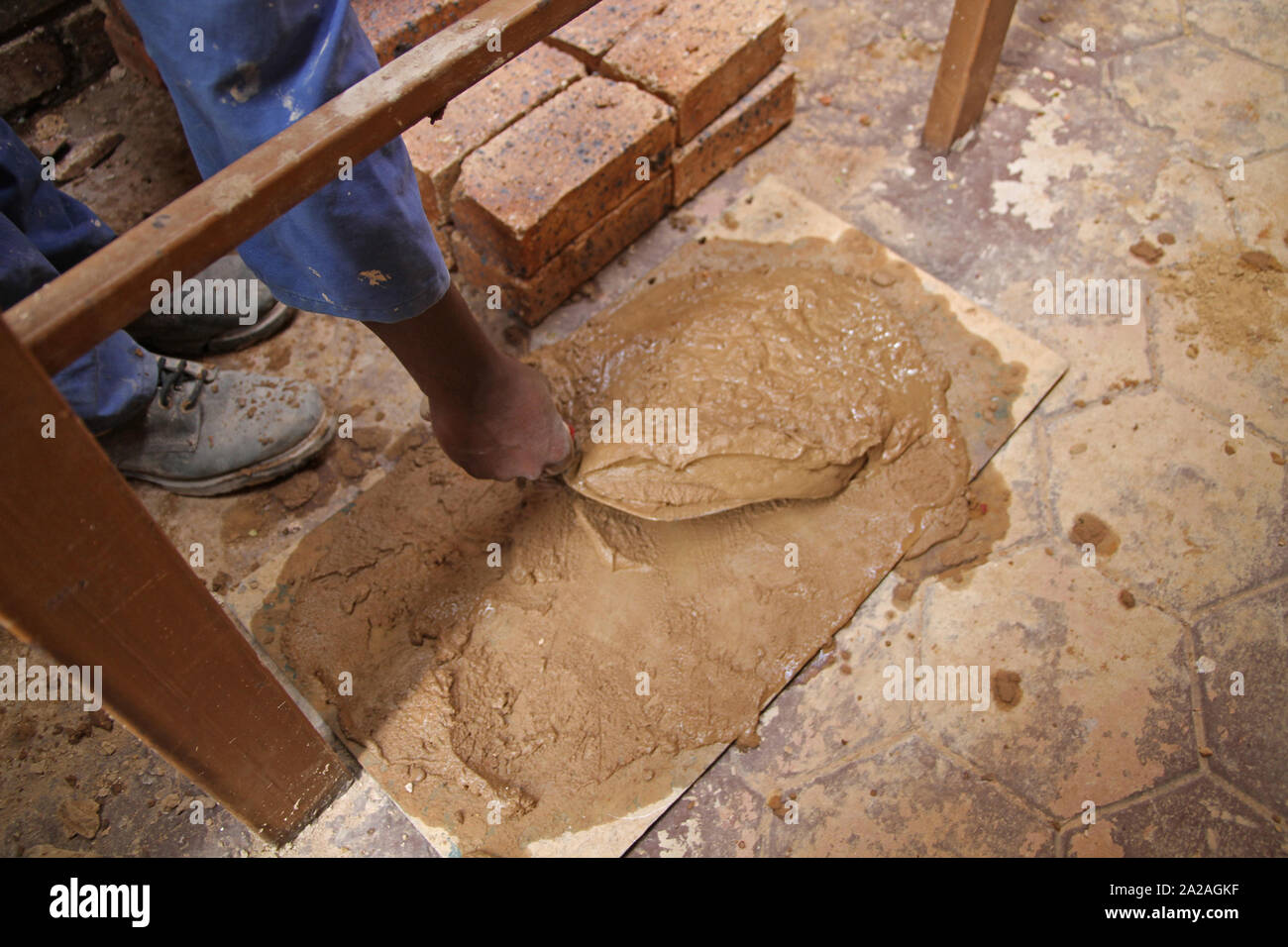 Brick Schicht Steine verlegen, Kommissionierung bis Beton Zement Gemisch von Erde Moreleta Park, Pretoria, Gauteng Provinz, Südafrika. Stockfoto