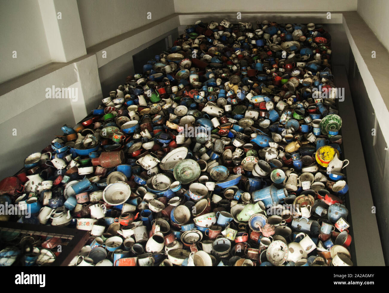 Emaille Teller und Besteck von Opfern, die bei Ankunft im Konzentrationslager Auschwitz I, Auschwitz, Polen Stockfoto