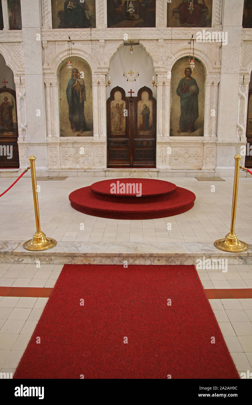 Vordere innere Der Alexander Nevski serbisch-orthodoxen Kirche, mit iconic Saint Bilder, Belgrad, Serbien. Stockfoto