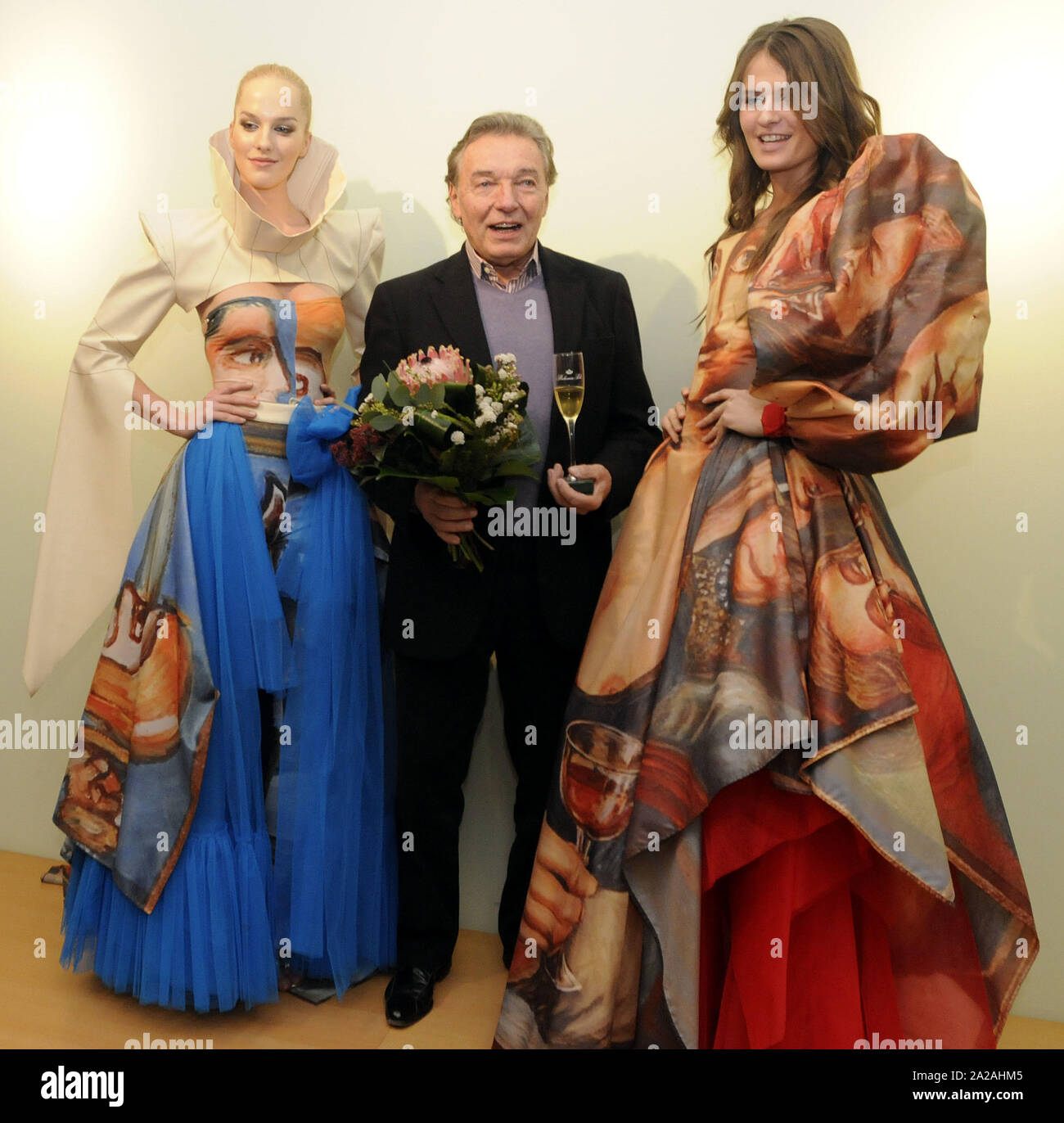 Stary Plzenec, Tschechien. 29 Nov, 2009. Tschechische Pop Star Karel Gott und Modelle mit Kleider von Gott die Gemälde inspiriert posieren für die Fotografen während der Eröffnung der Ausstellung von Gemälden von Karel Gott's in Stary Plzenec, 90 Kilometer (56 Meilen) südlich von Prag, am Sonntag, November 29, 2009. Credit: Petr Eret/CTK Photo/Alamy leben Nachrichten Stockfoto