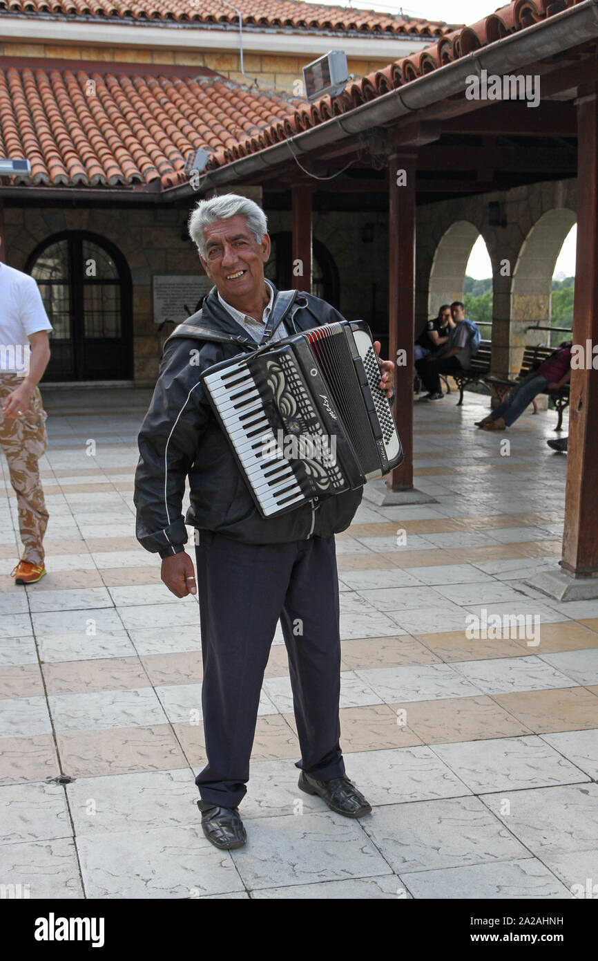 Besucher accordian Player im Bereich in St. Petka Kirche mit Besucher sitzen, die Festung Kalemegdan, Kalemegdan Park, Belgrad, Serbien. Stockfoto