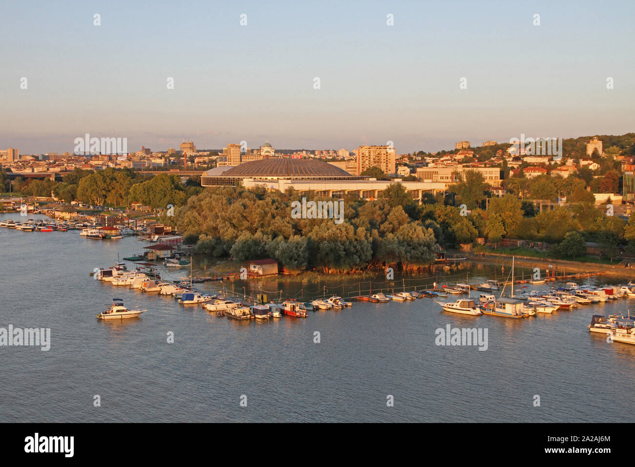 Blick auf sajam Messe und Hafen in der Nähe der Ada-Brücke über den Fluss Sava, Belgrad, Serbien. Stockfoto