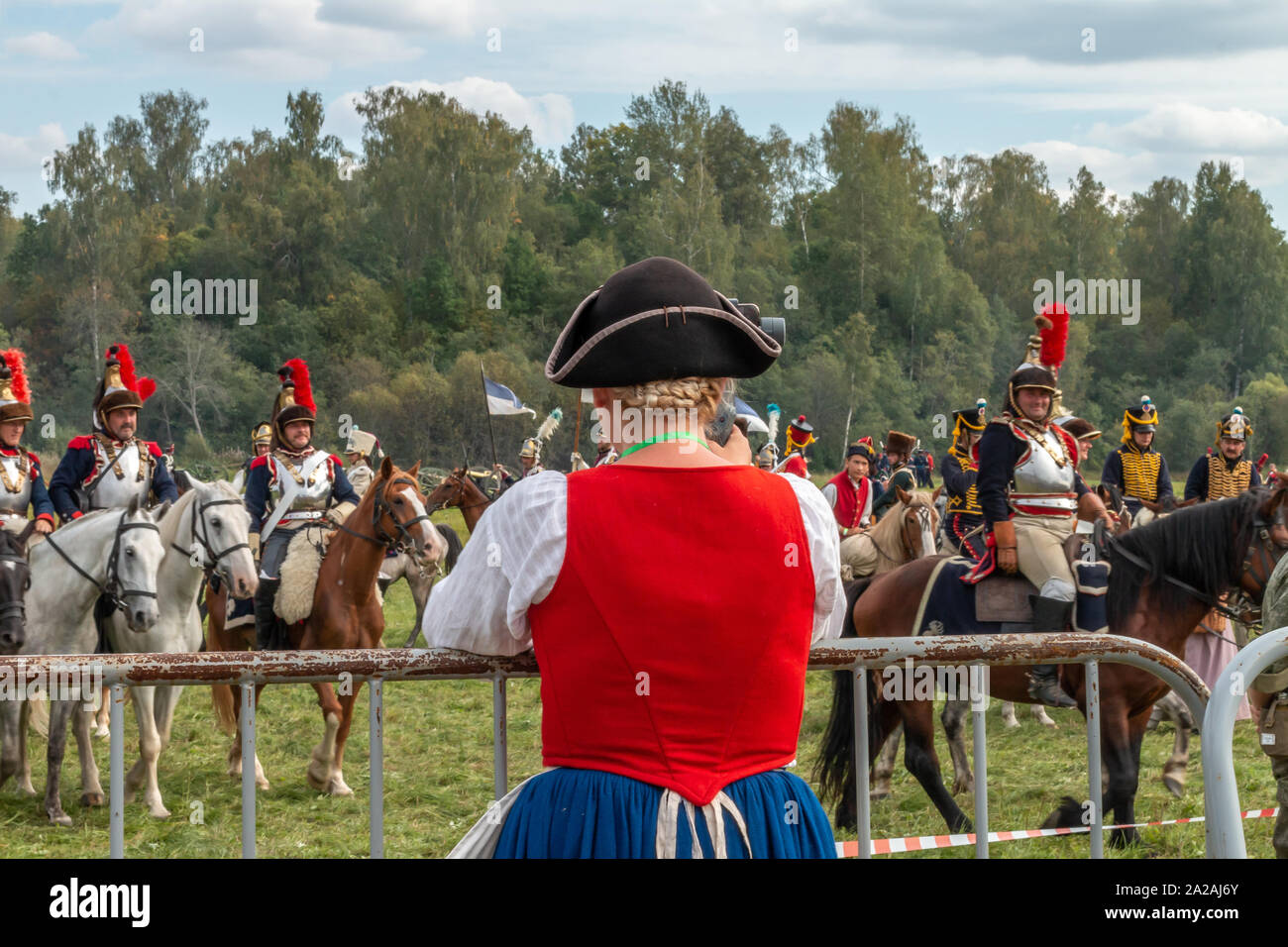 Borodino, Moskau, Russland - September 1, 2019: eine Frau, ein Video von der Nachstellung der Schlacht von Borodino 1812 Stockfoto