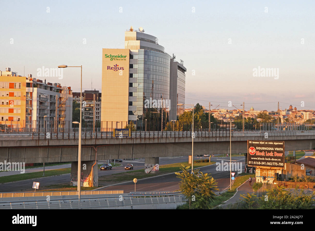 Blick auf die Gebäude und die Brücke in Neu Belgrad, Serbien. Stockfoto