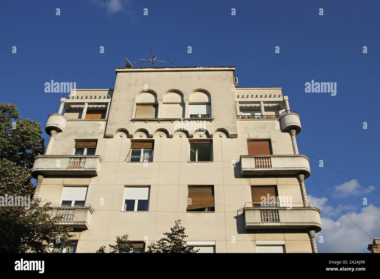 Eine Wohnung gegen den blauen Himmel. Belgrad, Serbien. Stockfoto