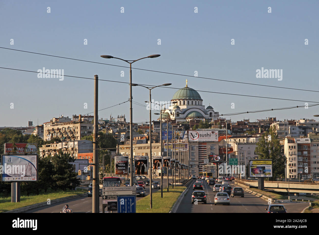 Stadt Szene mit Blick auf die Straße und die Kirche des Heiligen Sava im Hintergrund, Belgrad, Serbien. Stockfoto