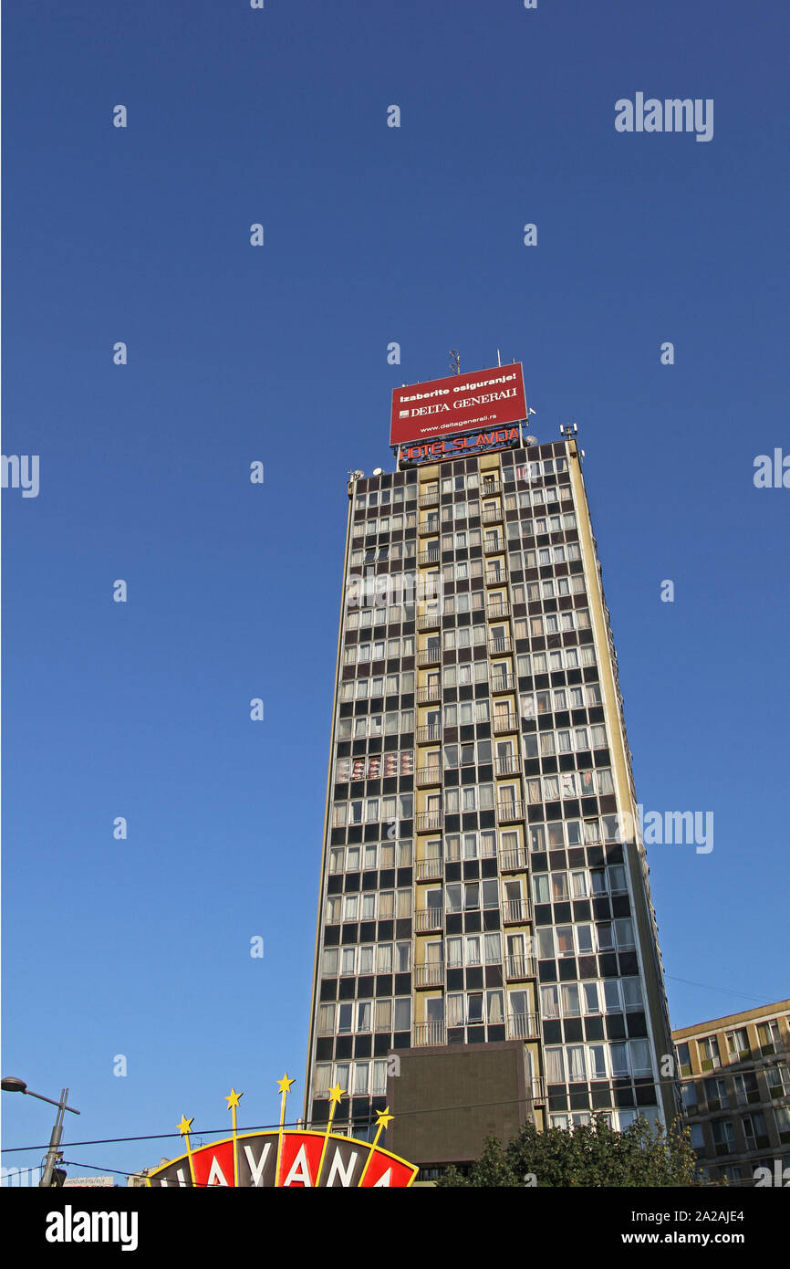 Hotel Slavija, Hochhaus mit einer Havanna shop unten gegen den blauen Himmel, Belgrad, Serbien. Stockfoto