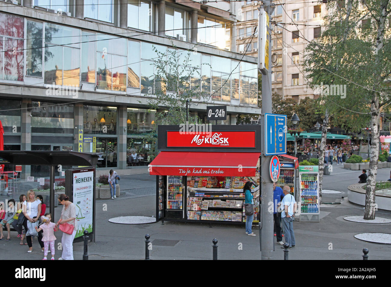 Platz der Republik/Trg Republike mit Blick auf die Geschäfte und Kiosk steht, Belgrad, Serbien. Stockfoto