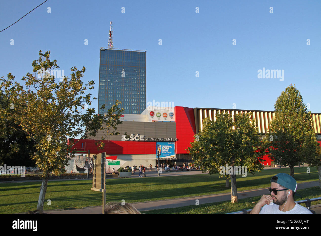 USCE Shopping Center Bulevar Mihajla Pupina Straße, Neu Belgrad, Serbien. Stockfoto