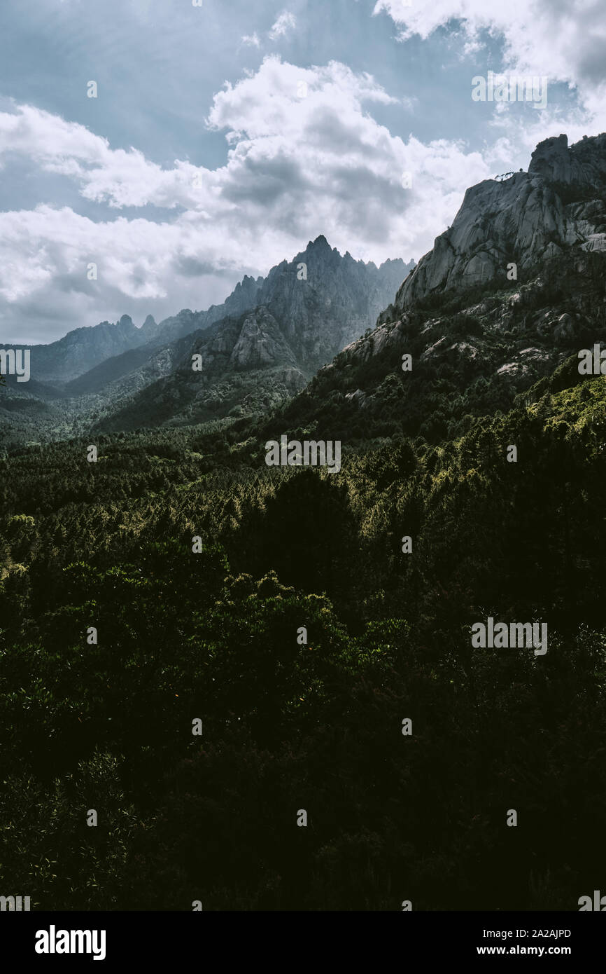 Die Aiguilles de Bavella Gebirge felsige Spitzen aus rotem Granit in der Col de Bavella Berglandschaft des Regionalen Naturparks Korsika Frankreich Stockfoto