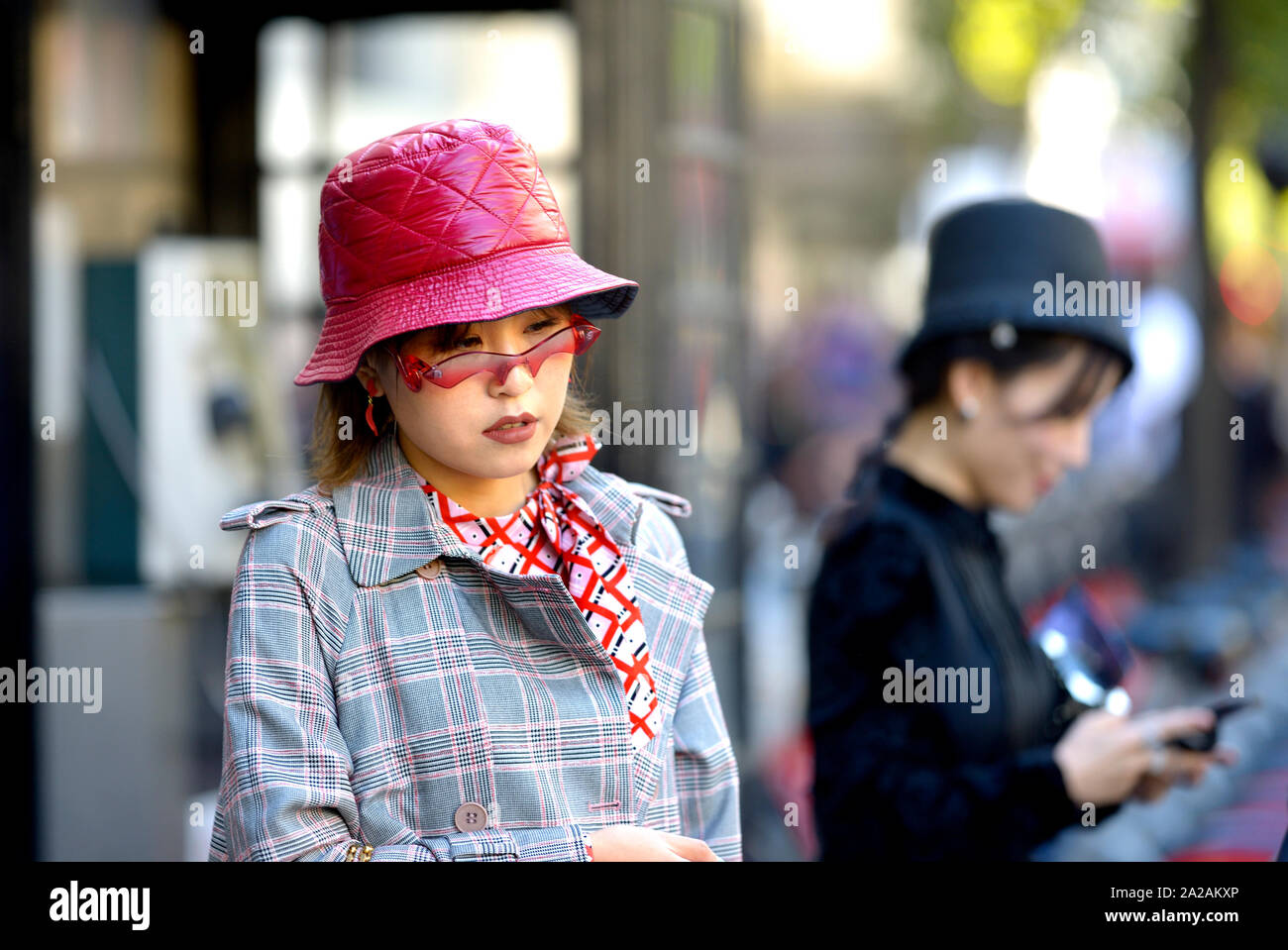 Zwei japanische Frauen an der London Fashion Week, 2019. Stockfoto