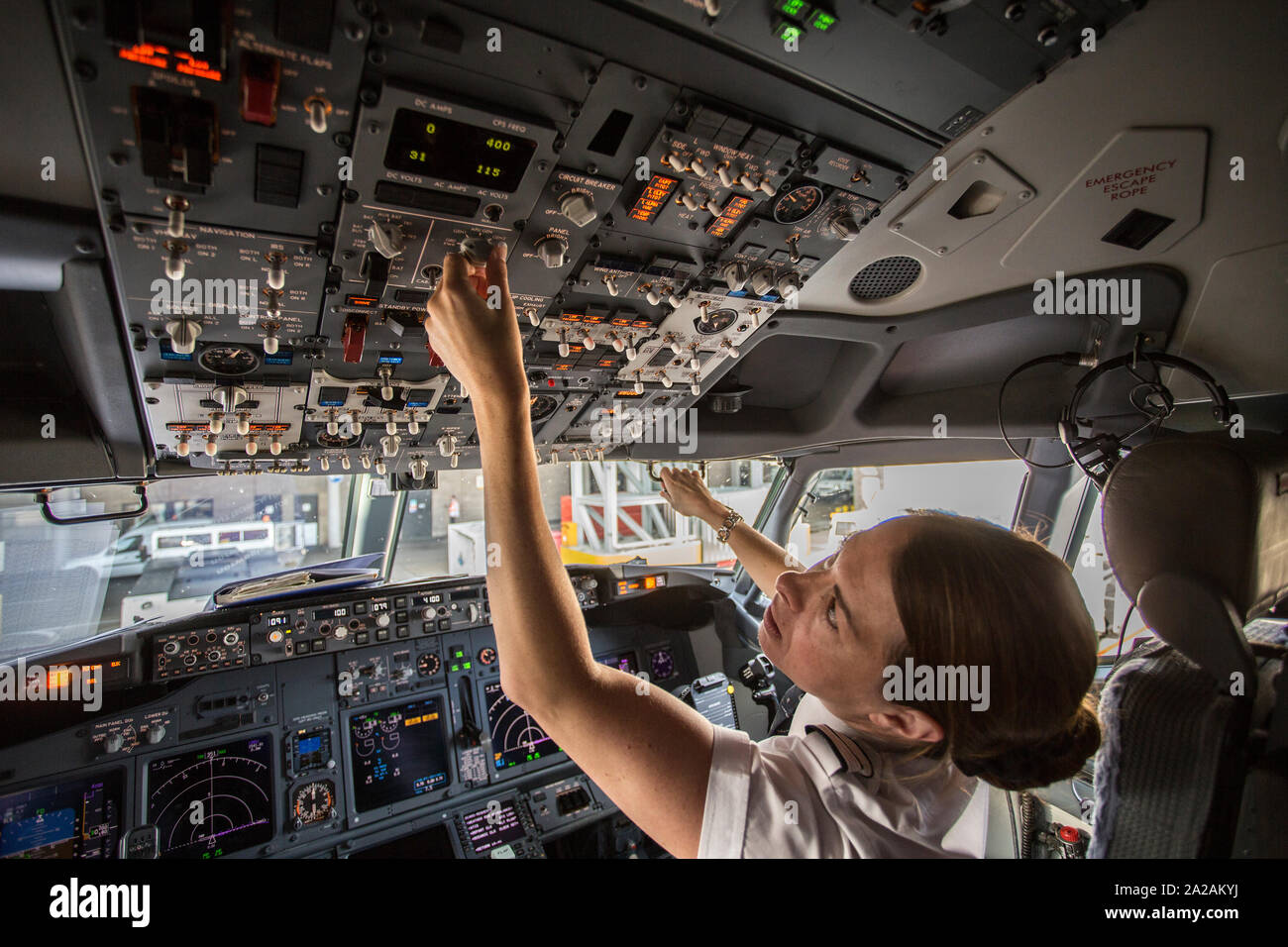 Pilot dabei vor Flug Kontrollen und Spaziergang rund um Stockfoto
