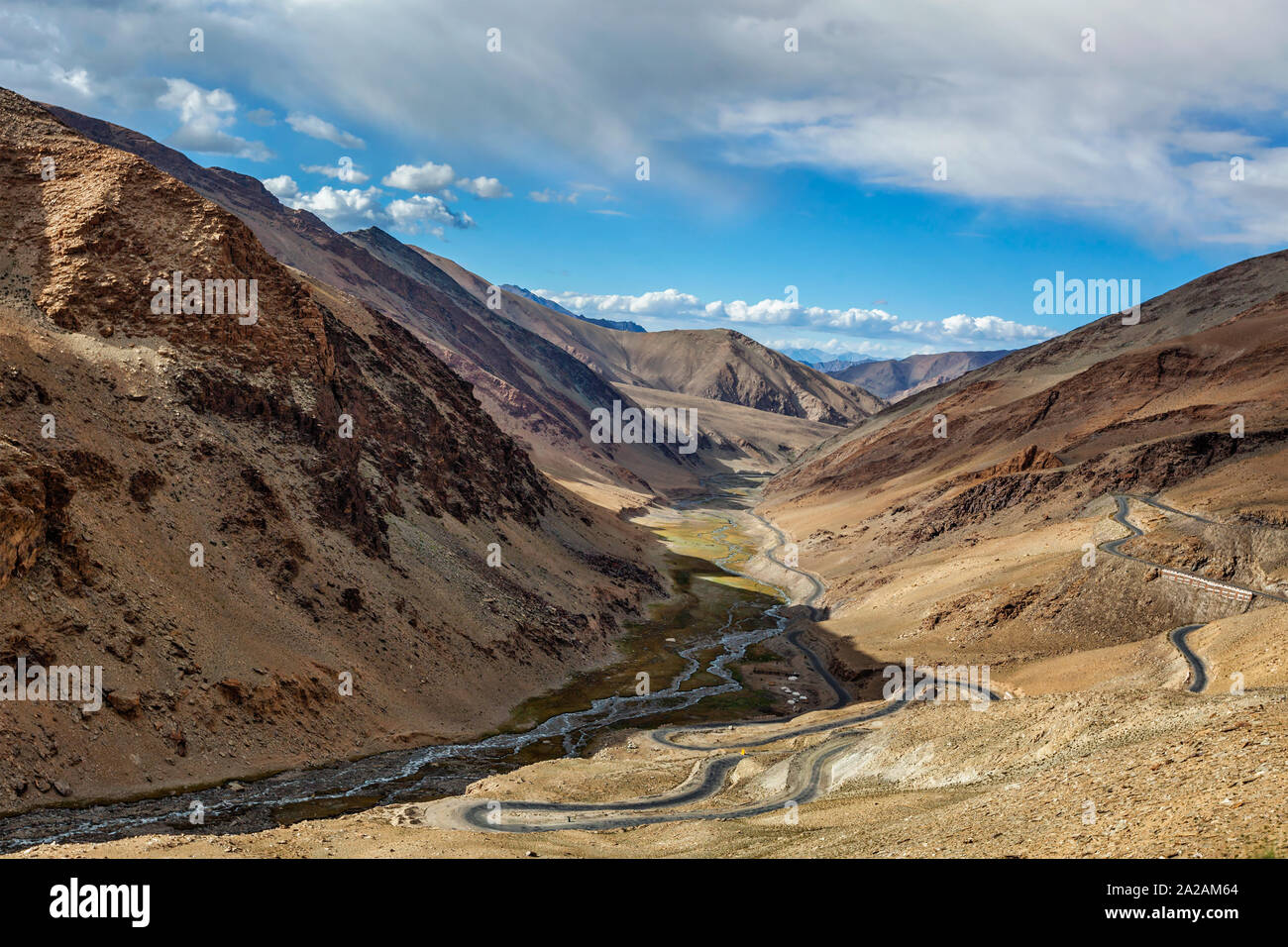 Manali Leh Road in der Nähe Tanglang La Pass im Himalaya Stockfoto