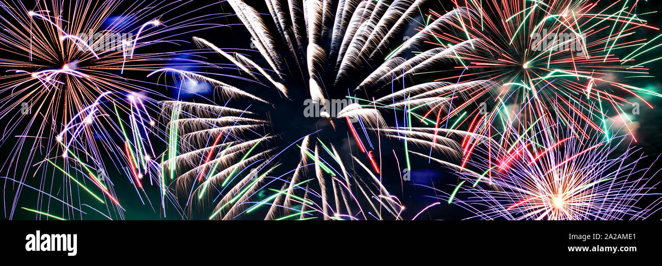 Buntes Feuerwerk Panoramablick Hintergrund Stockfoto