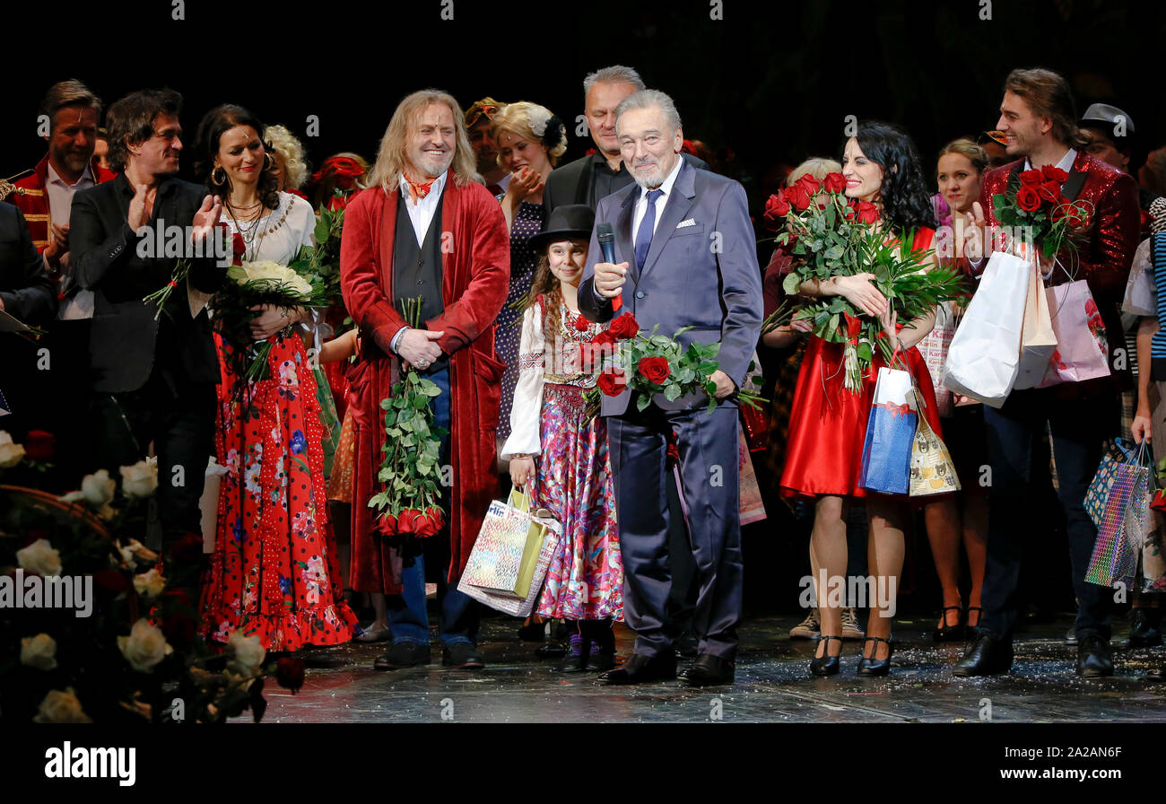 Tschechische Sänger Karel Gott, Mitte, besucht die Premiere des Musicals "Die Zeit der Rosen', an der berühmten Songs aus seinem Repertoire, in Karlin Theater in Stockfoto