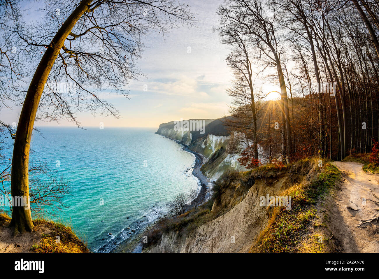 Wanderweg auf Rügen mit Blick auf die Ostsee bei Sonnenuntergang Stockfoto