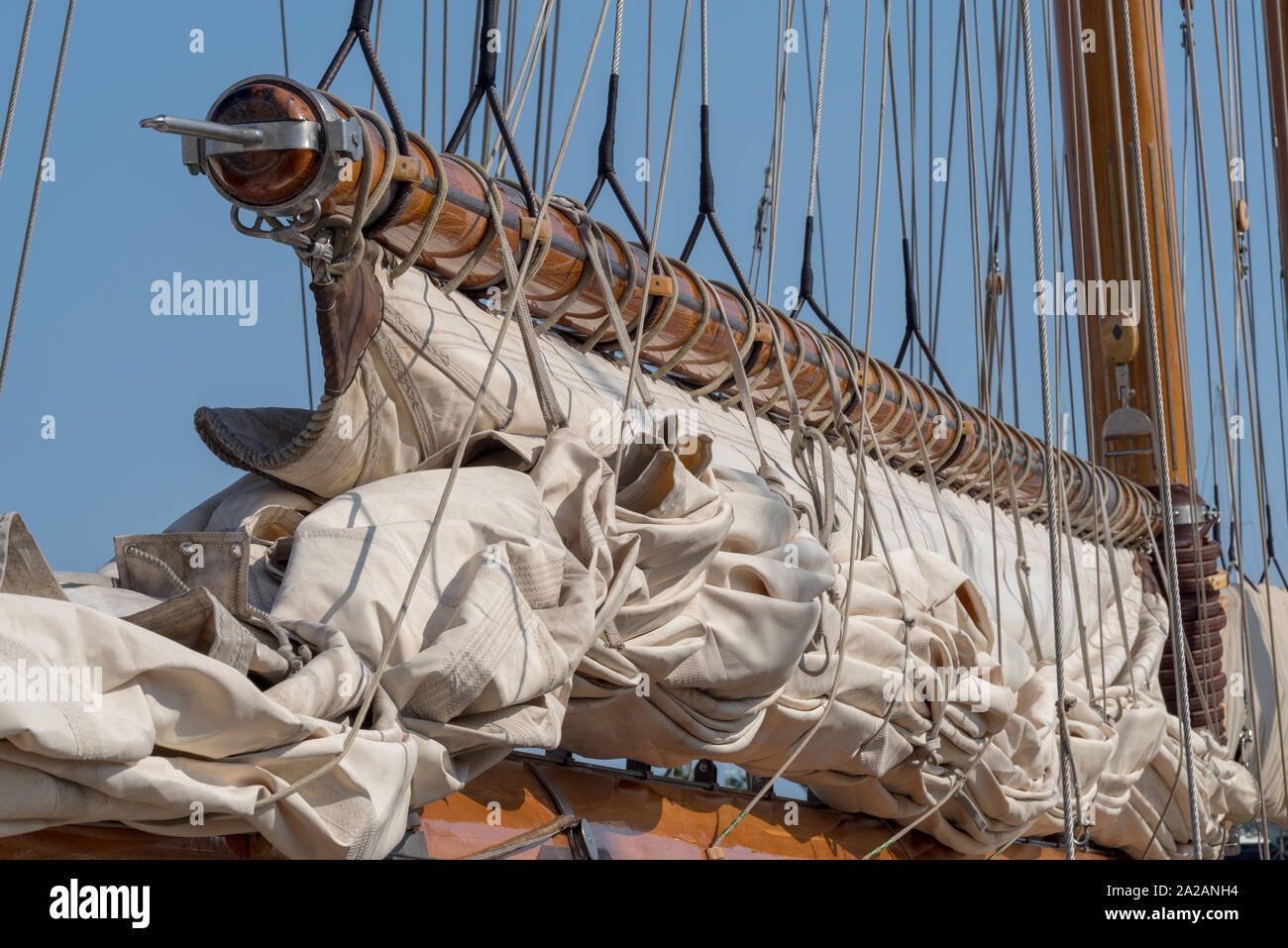 Details zu einem Segelboot im alten Stil vertäut im Hafen Stockfoto