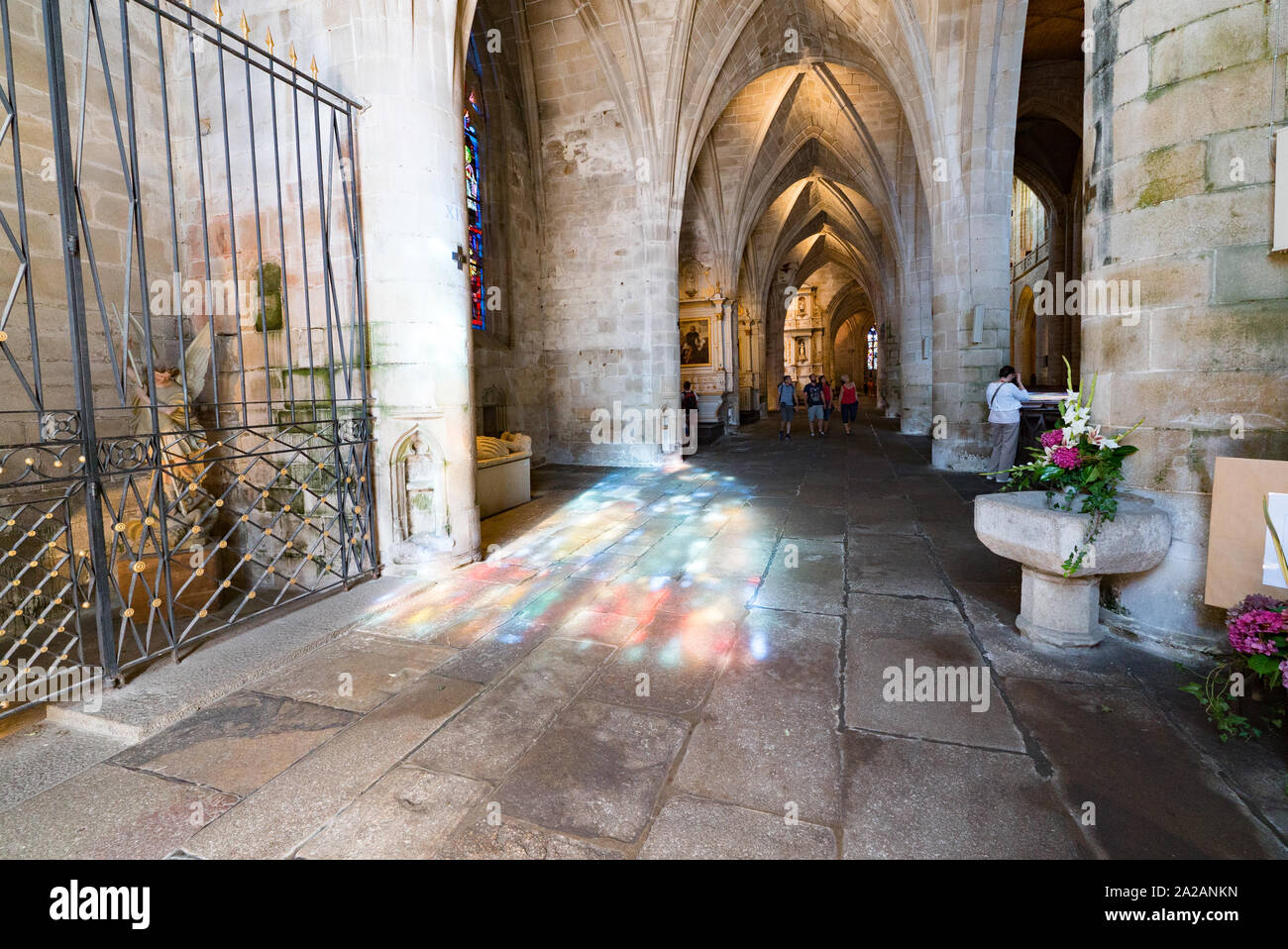 Dinan, Cotes-d-Rüstung/Frankreich - 19. August 2019: touristischen Besuch der Basilika de Saint-Saveur in Dinan mit Reflexionen der Glasfenster auf der s Stockfoto