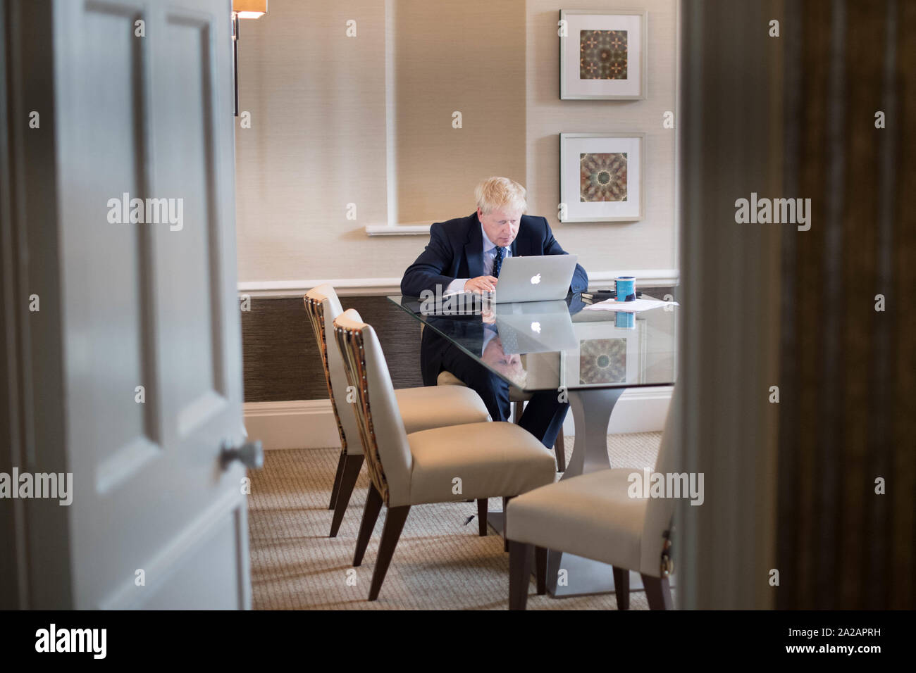 Premierminister Boris Johnson bereitet seine Rede, die er auf dem Parteitag der Konservativen in Manchester morgen liefern. PA-Foto. Bild Datum: Dienstag, 1. Oktober 2019. Siehe PA Geschichte TORY Main. Foto: Stefan Rousseau/PA-Kabel Stockfoto