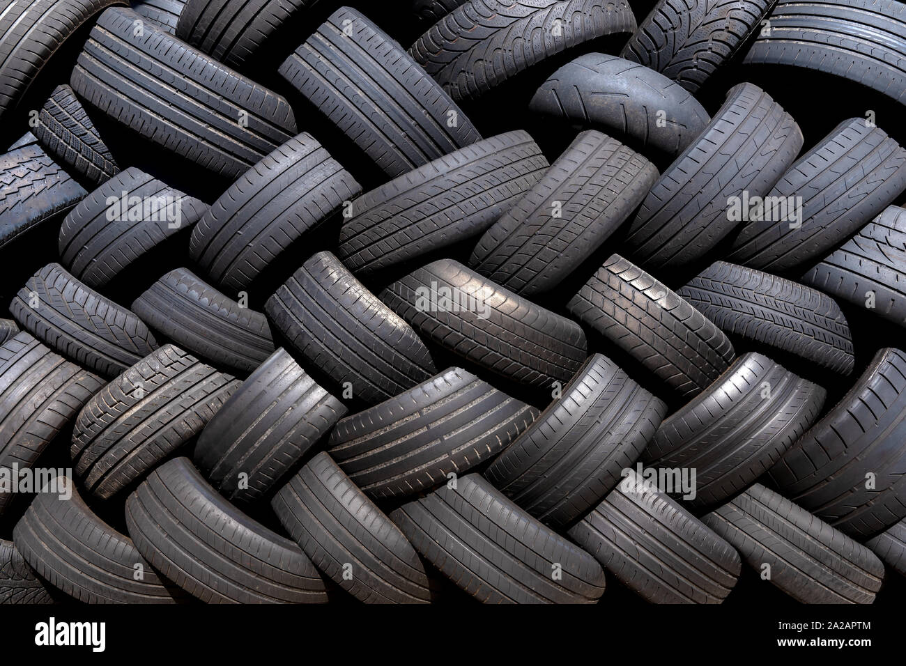 Dump Alter Haufen Reifen Getragen Gestapelt Stockfotos und -bilder Kaufen -  Alamy