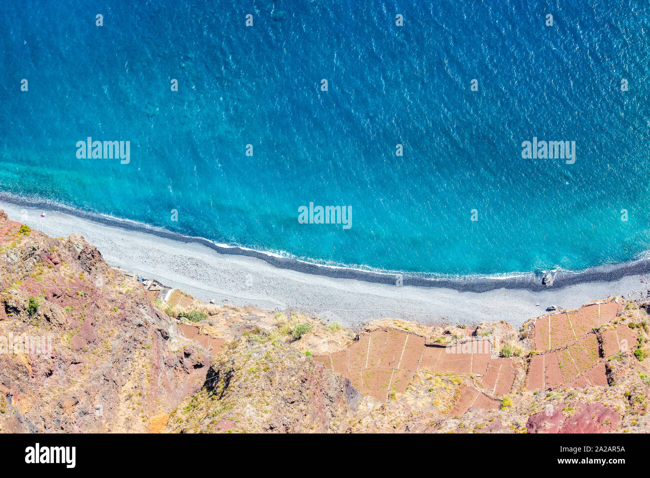 Luftaufnahme des blauen Atlantik, Strand und die angrenzenden Felder an der Südküste der Insel Madeira, Portugal. Antenne Landschaft, Natur. Sommer vibes. Stockfoto