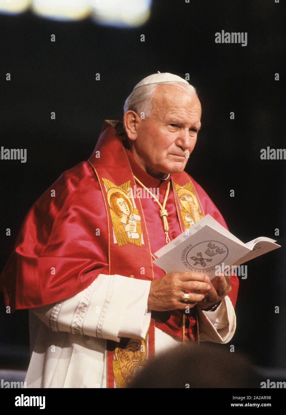 POP JOHANNES PAUL II. in der Kathedrale von Uppsala mit schwedischen Erzbischof Bertil Werkström während eines Gottesdienstes Stockfoto