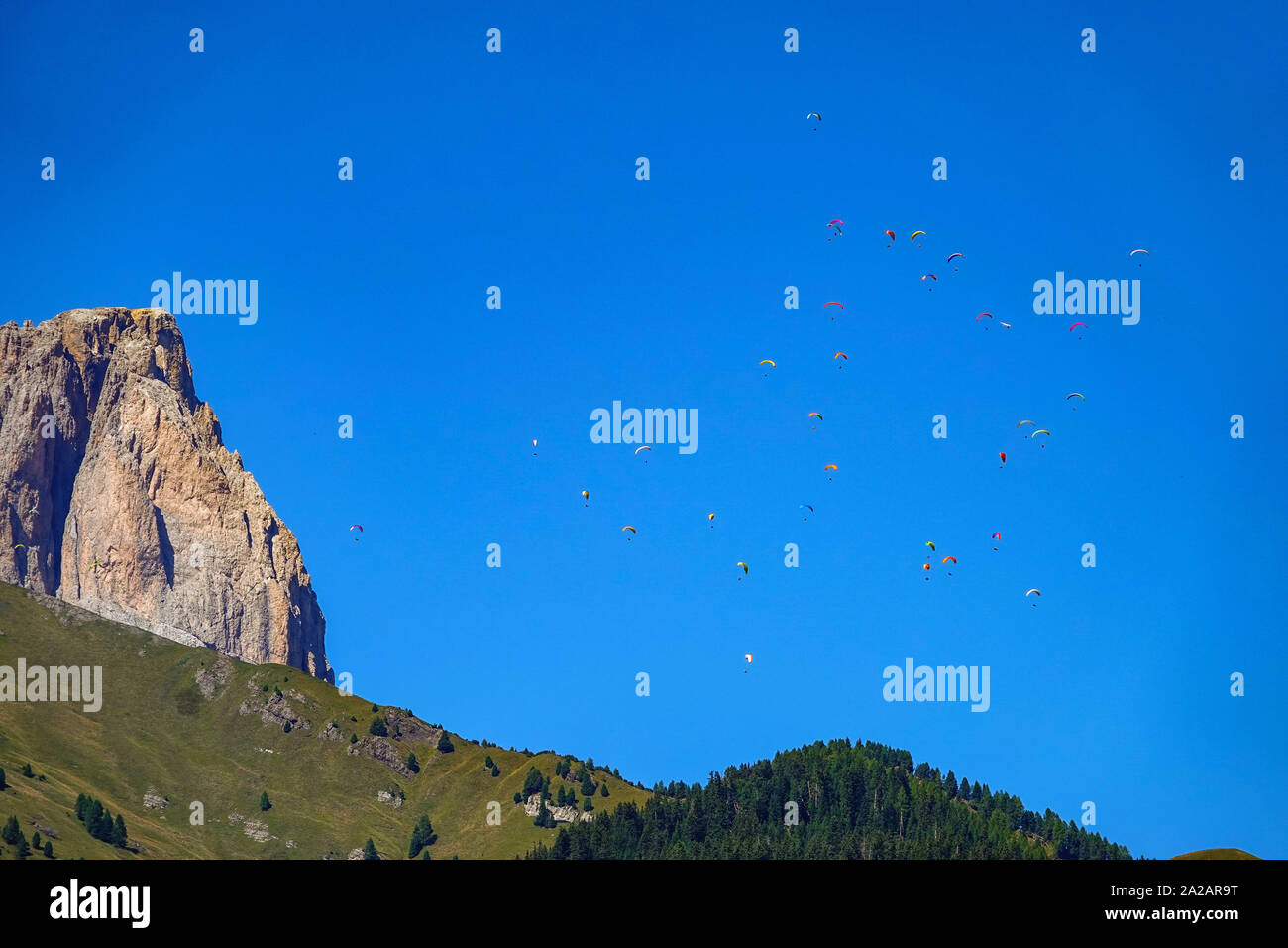 Himmel voller Hängegleitern, Sellajoch, Herbst in den italienischen Dolomiten, Canazei, Italien Stockfoto