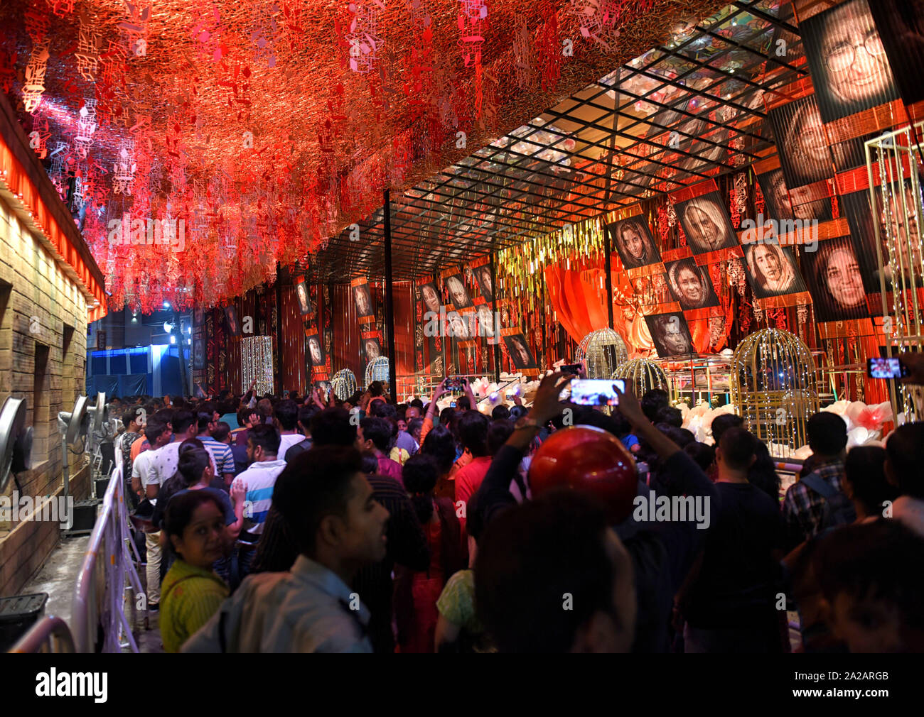 Kolkata, Indien. 02 Okt, 2019. Leute, die Bilder von verschiedenen Pandals (vorübergehenden Phasen der Anbetung) während des Festivals. durgapuja ist die größte hinduistische Fest in Kalkutta und läuft über 9 Tage gefeiert. Durga ist eine Beschreibung für die Energie der Göttin in der hinduistischen Mythologie. Credit: SOPA Images Limited/Alamy leben Nachrichten Stockfoto Kolkata, Indien. 02 Okt, 2019. Leute, die Bilder von verschiedenen Pandals (vorübergehenden Phasen der Anbetung) während des Festivals. durgapuja ist die größte hinduistische Fest in Kalkutta und läuft über 9 Tage gefeiert. Durga ist eine Beschreibung für die Energie der Göttin in der hinduistischen Mythologie. Credit: SOPA Images Limited/Alamy leben Nachrichten Stockfoto